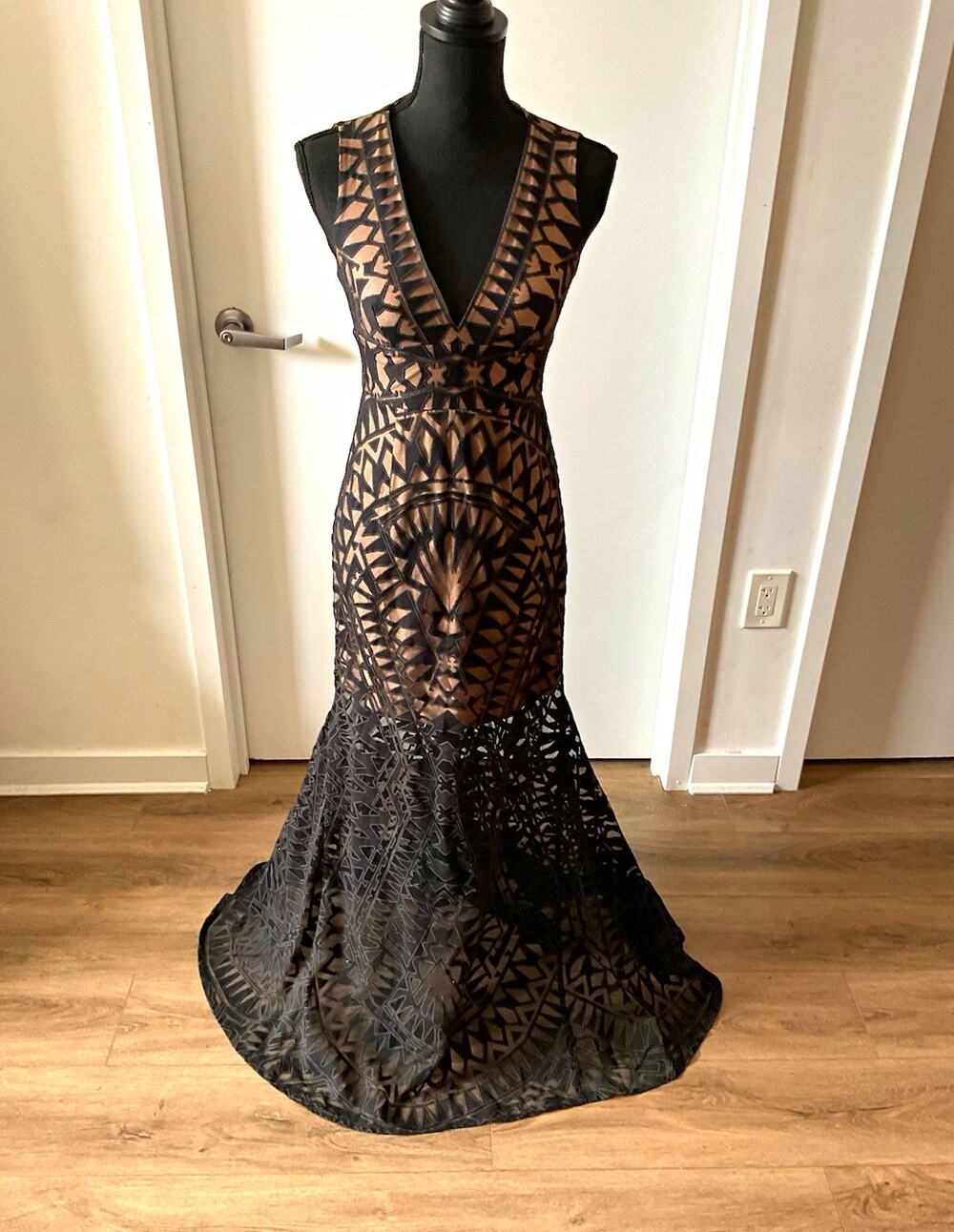 BCBGMAXAZRIA Black Geometric Mesh Maxi Dress V-Neck Sleeveless Lined Zip Sz 0